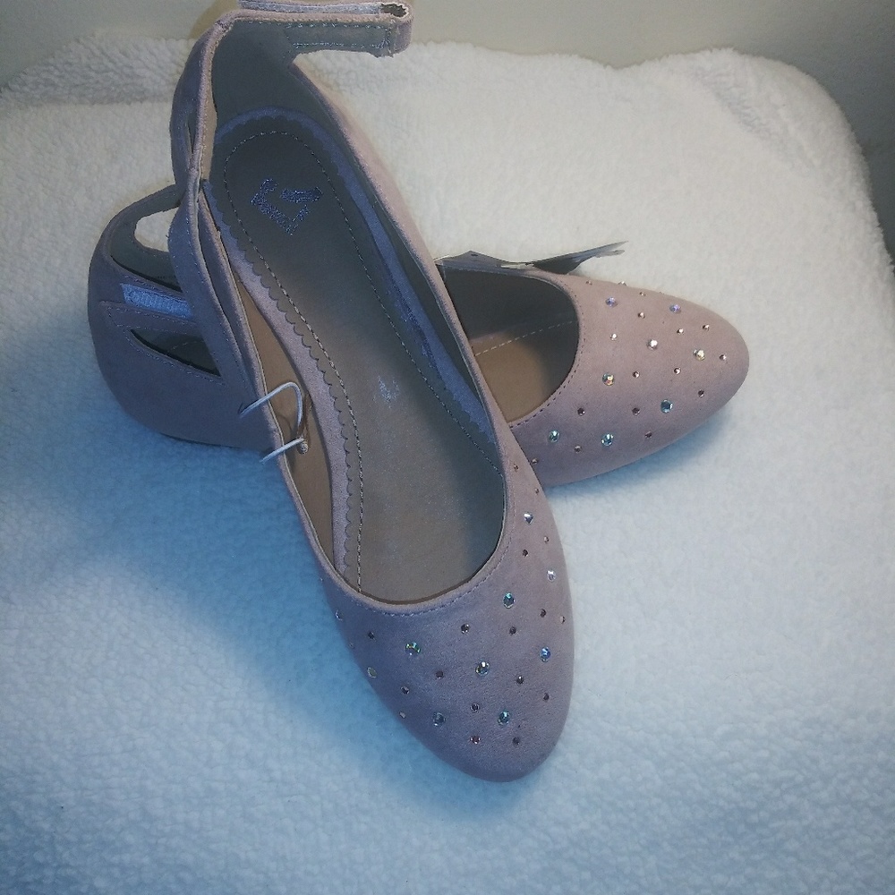 Shoes - Picture 3 of 4